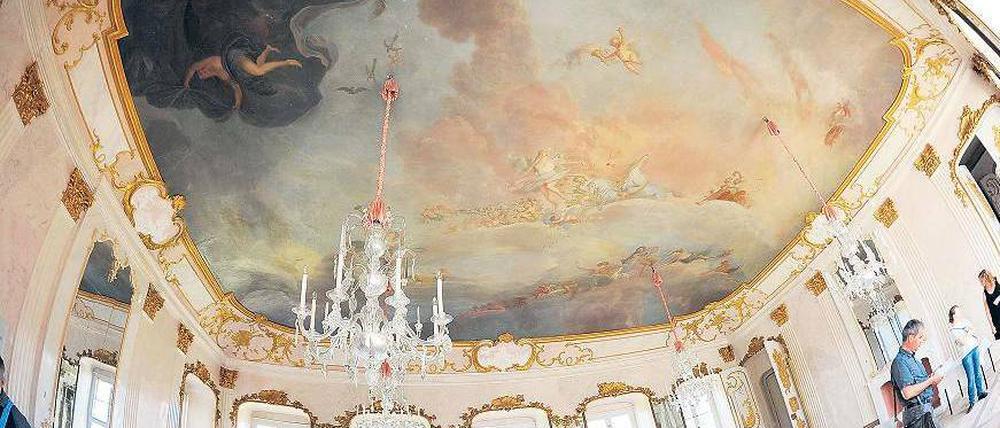 Glänzende Aussichten. Der Spiegelsaal im Schloss Rheinsberg kann vom morgigen Sonnabend an nach der Restaurierung wieder besichtigt werden. Foto: dpa/Bernd Settnik