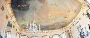Glänzende Aussichten. Der Spiegelsaal im Schloss Rheinsberg kann vom morgigen Sonnabend an nach der Restaurierung wieder besichtigt werden. Foto: dpa/Bernd Settnik