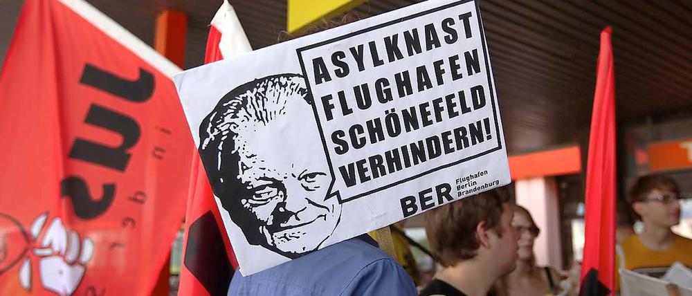 Am Samstag wurde vor dem Flughafen Schönefeld gegen das geplante Abschiebegefängnis demonstriert.