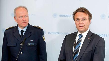 Der Chef der Bundespolizei Matthias Seeger (l.) wurde von Innenminister Hans-Peter Friedrich abgesetzt.