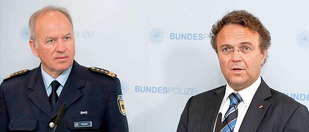 Der Chef der Bundespolizei Matthias Seeger (l.) wurde von Innenminister Hans-Peter Friedrich abgesetzt.