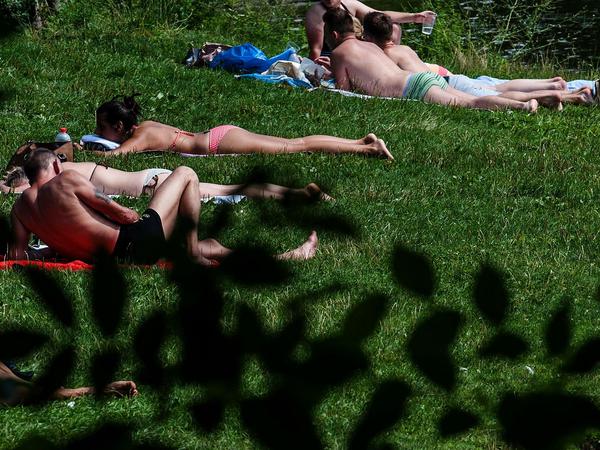 Sonnenbader im Lietzenseepark