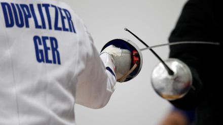 Für Imke Duplitzer (links) und die anderen deutschen Fechterinnen geht es jetzt um Medaillen.