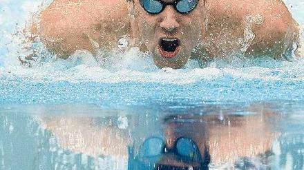 Gold kann er auch. Michael Phelps siegte als erster Schwimmer bei Olympia dreimal hintereinander auf der selben Strecke. Foto: dapd