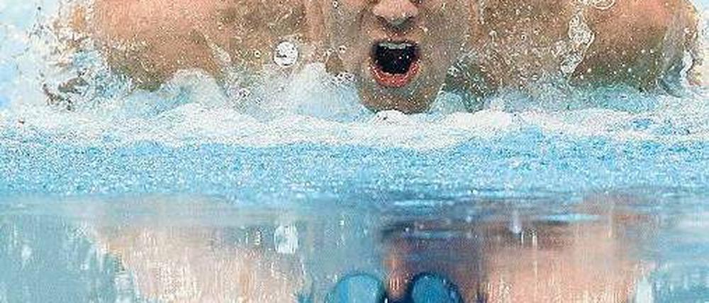 Gold kann er auch. Michael Phelps siegte als erster Schwimmer bei Olympia dreimal hintereinander auf der selben Strecke. Foto: dapd
