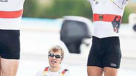 Drei aus vier. Lauritz Schoof, Phillipp Wende und Karl Schulze (von links nach rechts) feiern ihre Goldmedaille im Doppelvierer. Foto: dapd