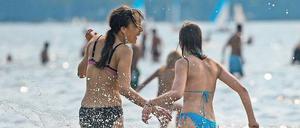 Vom Baden in der Havel wird zwar derzeit abgeraten, doch Berlin hat noch viele weitere Badestellen - wie hier den Wannsee.