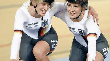 Da dachten sie noch an Silber. Miriam Welte und Kristina Vogel jubeln nach der Zielankunft, später freuten sie sich im Innenraum nochmal – über Gold. Foto: dapd