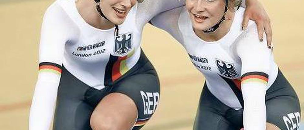 Da dachten sie noch an Silber. Miriam Welte und Kristina Vogel jubeln nach der Zielankunft, später freuten sie sich im Innenraum nochmal – über Gold. Foto: dapd
