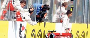 Jubelfahrt. McLaren-Pilot Hamilton gewann in Ungarn sein zweites Saisonrennen und macht in der WM Boden gut. Foto: Reuters