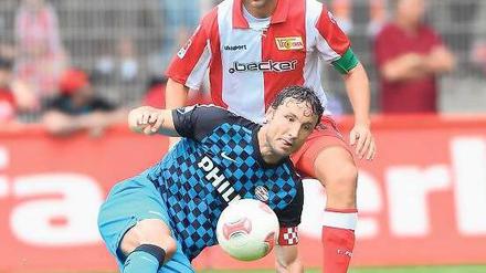 Kapitäne an Bord. Unions Mattuschka (o.) bedrängt Mark van Bommel. 