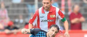 Kapitäne an Bord. Unions Mattuschka (o.) bedrängt Mark van Bommel. 