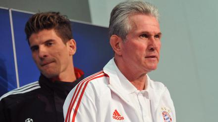 Bayern-Trainer JUpp Heynckes (rechts) verteidigt Stürmer Mario Gomez (links) nach Kritik vom Klubchef Uli Hoeneß.