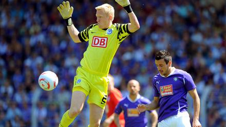 Hertha-Torwart Sascha Burchert (links) soll für den Saisonauftakt die Nummer eins sein, da Thomas Kraft für insgesamt vier Spiele gesperrt ist.