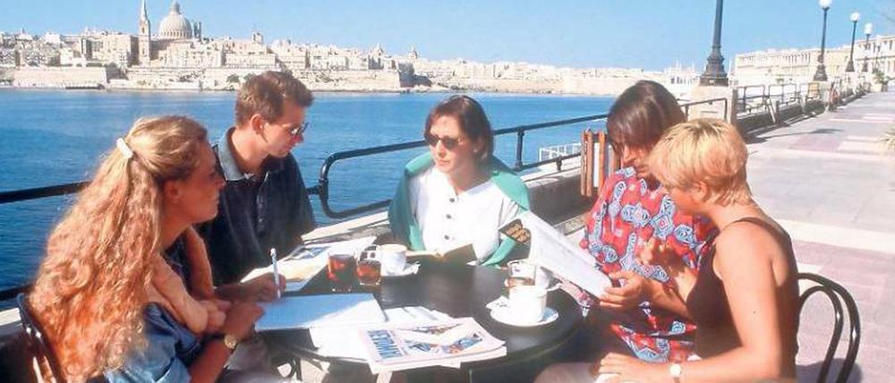 Herrlich. Mit so einem Blick wie hier auf Malta paukt es sich gleich viel leichter. Man lernt neue Menschen kennen und kann etwa bei einer Sprachreise die neuen Kenntnisse gleich mal beim Bäcker ausprobieren. Es lohnt sich, den Anspruch auf Bildungsurlaub wahrzunehmen. Foto: picture-alliance