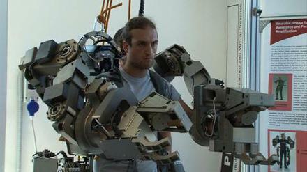 Roboter-Rüstungen, die übermenschliche Kräfte verleihen – die Ingenieure der Hochschule Sant'Anna arbeiten an Lösungen für die Welt von morgen.
