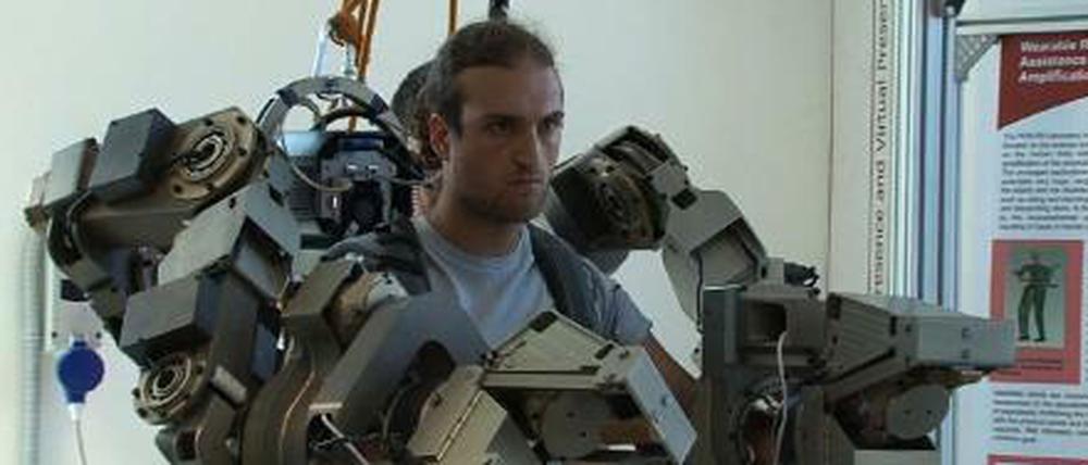 Roboter-Rüstungen, die übermenschliche Kräfte verleihen – die Ingenieure der Hochschule Sant'Anna arbeiten an Lösungen für die Welt von morgen.