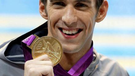 Zeigt stolz seine 17. Goldmedaille: Ausnahmeschwimmer Michael Phelps.