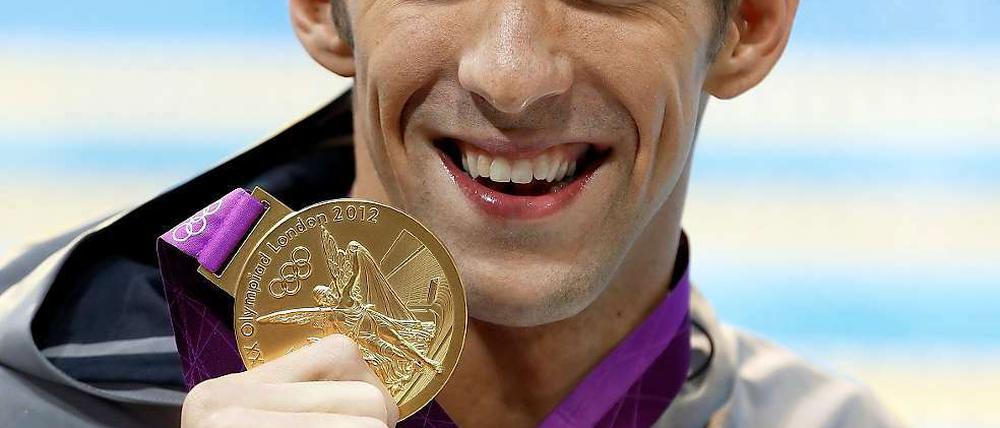 Zeigt stolz seine 17. Goldmedaille: Ausnahmeschwimmer Michael Phelps.