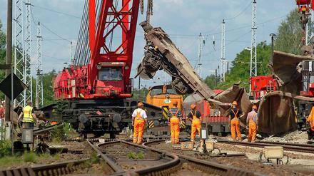 Mit schwerer Technik. Aufräumarbeiten am Bahnhof Hosena.