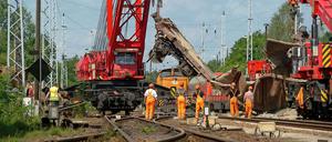 Mit schwerer Technik. Aufräumarbeiten am Bahnhof Hosena.