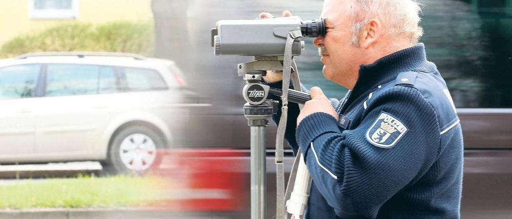 Raser im Visier. Im vergangenen Jahr nahm die Polizei 42,6 Millionen Euro Bußgelder für Geschwindigkeitsübertretungen ein. Zum Schulbeginn sind wieder Schwerpunktkontrollen geplant. Foto: dpa/Krumm