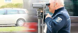 Raser im Visier. Im vergangenen Jahr nahm die Polizei 42,6 Millionen Euro Bußgelder für Geschwindigkeitsübertretungen ein. Zum Schulbeginn sind wieder Schwerpunktkontrollen geplant. Foto: dpa/Krumm