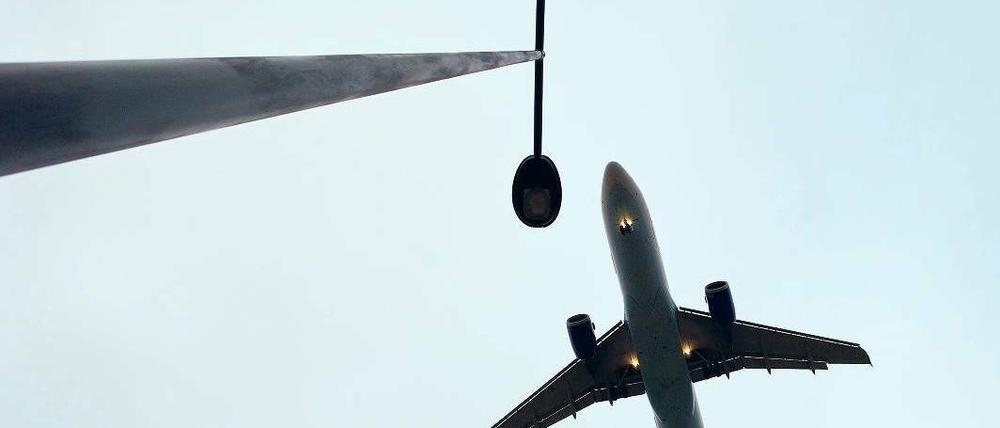 Über die Köpfe hinweg. Die Flugrouten sind nicht ein für allemal festgelegt. Sie können sich am BER auch später noch ändern. Foto: dpa