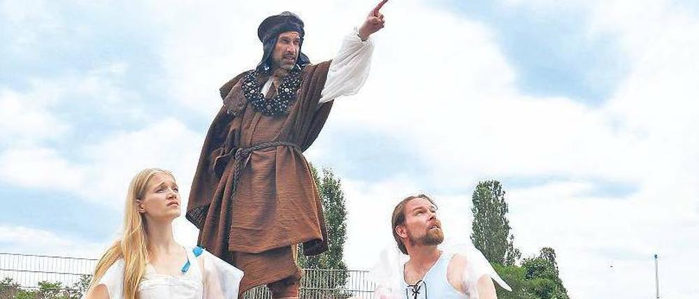 Zeitreisende. Maren Menzel, Peter Priegann und Gianni von Weitershausen spielen im Görlitzer Park.