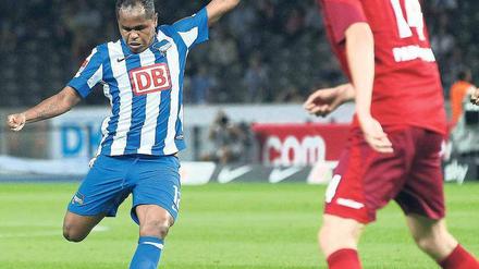 Ich schieß dann mal. Der eingewechselte Ronny war der entscheidende Mann auf Seiten von Hertha BSC. Ein Tor erzielte der Brasilianer selbst, wie im Foto zu sehen ist, später bereitete der den erneuten Ausgleich von Sami Allagui per Freistoß vor. Foto: Fishing4