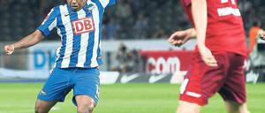 Ich schieß dann mal. Der eingewechselte Ronny war der entscheidende Mann auf Seiten von Hertha BSC. Ein Tor erzielte der Brasilianer selbst, wie im Foto zu sehen ist, später bereitete der den erneuten Ausgleich von Sami Allagui per Freistoß vor. Foto: Fishing4