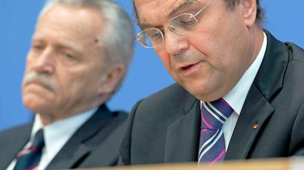 Der scheidende Chef des Verfassungsschutzes, Heinz Fromm (l.), und Bundesinnenminister Hans-Peter Friedrich