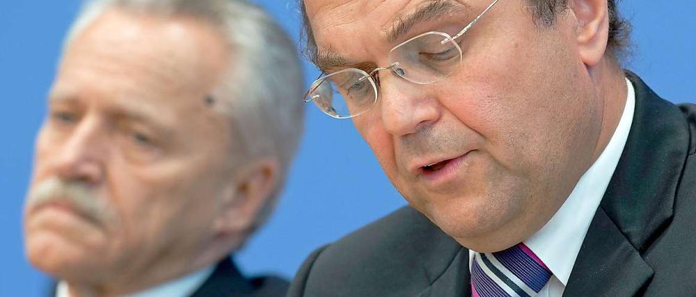 Der scheidende Chef des Verfassungsschutzes, Heinz Fromm (l.), und Bundesinnenminister Hans-Peter Friedrich