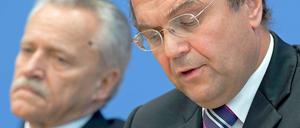 Der scheidende Chef des Verfassungsschutzes, Heinz Fromm (l.), und Bundesinnenminister Hans-Peter Friedrich