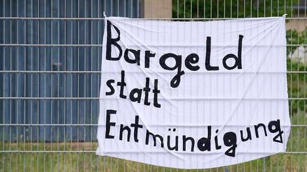 Bisher mussten erwachsene Asylbewerber von 224 Euro monatlich und Jugendliche von 200 Euro leben. Nach dem Urteil stehen Erwachsenen nun 336 Euro zu. Für 15- bis 18-Jährige haben 260 Euro zu fließen.