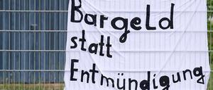 Bisher mussten erwachsene Asylbewerber von 224 Euro monatlich und Jugendliche von 200 Euro leben. Nach dem Urteil stehen Erwachsenen nun 336 Euro zu. Für 15- bis 18-Jährige haben 260 Euro zu fließen.