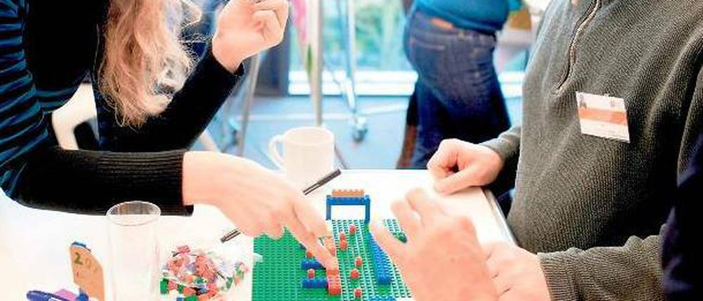 Lernziel Kreativität. Schräge Ideen sind oft die besten, lernen die Potsdamer Studierenden. Und Kritik äußert man in einem Team besser als Frage.
