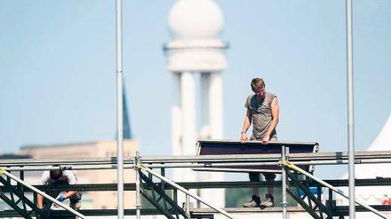Sportfeld Tempelhof. Auf dem ehemaligen Flughafen wurden am Donnerstag Tribünen für das Olympia-Fest „Die Spiele in Berlin“ aufgebaut. Heute geht es dort los. Foto: dpa