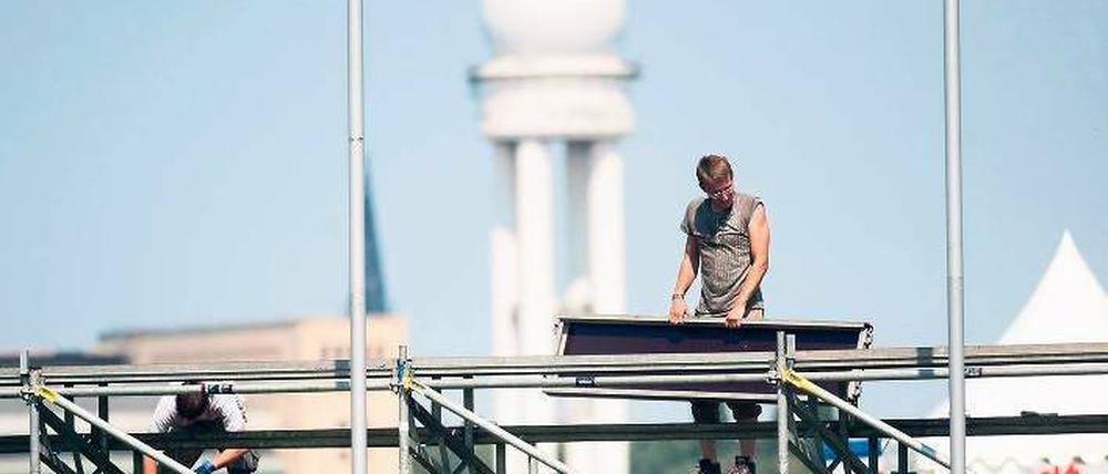 Sportfeld Tempelhof. Auf dem ehemaligen Flughafen wurden am Donnerstag Tribünen für das Olympia-Fest „Die Spiele in Berlin“ aufgebaut. Heute geht es dort los. Foto: dpa