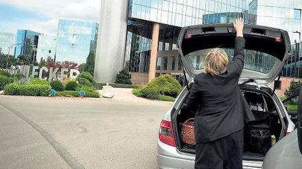 Abtransport. Eine Ermittlerin lädt vor der Schlecker-Zentrale in Ehingen Akten in ihren Wagen. Foto: dpa