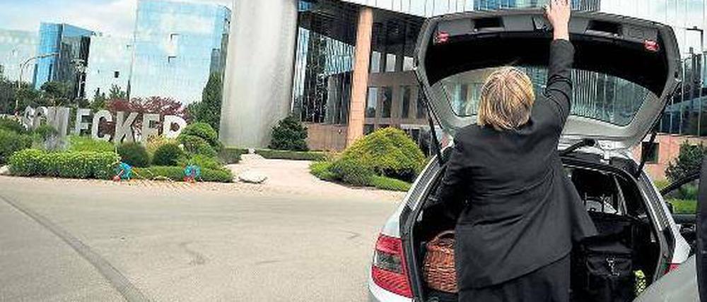 Abtransport. Eine Ermittlerin lädt vor der Schlecker-Zentrale in Ehingen Akten in ihren Wagen. Foto: dpa