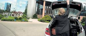 Abtransport. Eine Ermittlerin lädt vor der Schlecker-Zentrale in Ehingen Akten in ihren Wagen. Foto: dpa