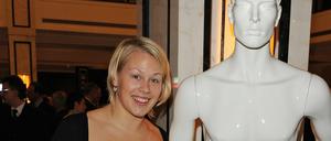 Die behinderte Schwimmerin Christiane Reppe bei einer Benefiz-Gala im Hotel Maritim neben einer Werbefigur eines Prothesenherstellers.