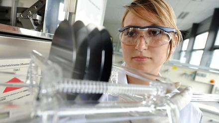 In Frauenförderung wird bereits mehr investiert, als früher. Oben eine Teilnehmerin des MINT-Programm, welches versucht, mehr Frauen in die Mathematik, Informatik, Naturwissenschaften und Technik zu bringen.