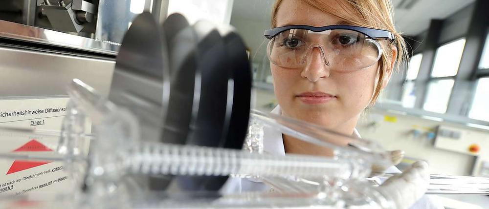 In Frauenförderung wird bereits mehr investiert, als früher. Oben eine Teilnehmerin des MINT-Programm, welches versucht, mehr Frauen in die Mathematik, Informatik, Naturwissenschaften und Technik zu bringen.