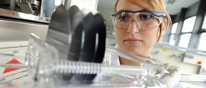 In Frauenförderung wird bereits mehr investiert, als früher. Oben eine Teilnehmerin des MINT-Programm, welches versucht, mehr Frauen in die Mathematik, Informatik, Naturwissenschaften und Technik zu bringen.