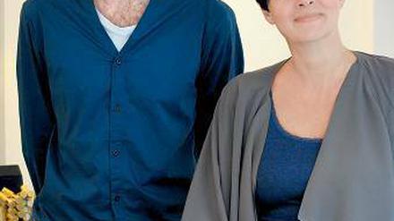 Stefanie Hanssen hat das Geschäft ihrer Großmutter gewidmet. Sean Dunn hilft Kunden, ihren eigenen Duft zu kreieren.