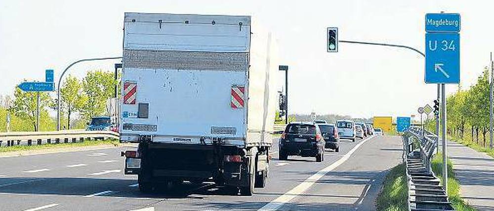 Schön die Spur halten. Auf vier Bundesstraßen – wie hier der B 96 – gilt die neue Maut. Politiker fürchten, dass die Fahrer ausweichen, um Geld zu sparen.
