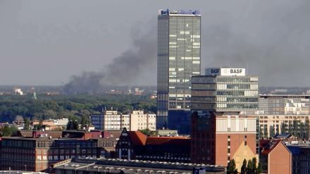 Rauchschwaden über Treptow-Köpenick: Die Bärenquell-Brauerei steht in Flammen, zum vierten Mal in Folge. 