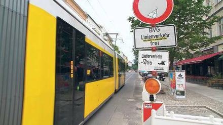 Bauen dauert. Mit dem Auto ist kein Durchkommen in der Kastanienallee. Und die Baumaßnahme wird ein ganzes Jahr länger dauern als geplant – bis Ende 2013. An der Kreuzung Schönhauser Allee/Oderberger Straße werden derzeit Leitungen verlegt.